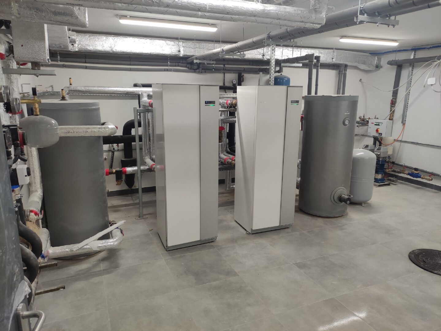 Kaskada pomp ciepła 40 kW + 30 kW jako źródło ciepła dla c.o. i c.t.